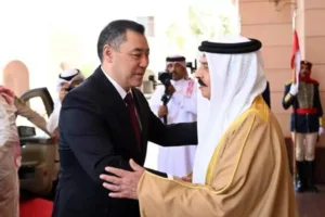 kyrgyz-president-welcomed-with-official-ceremony-in-bahrain-7c562af