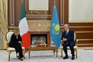 kazakh-president-italian-pm-hold-brief-talks-at-astana-airport-37b7a17