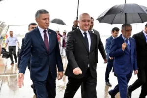 tajik-parliamentary-delegation-arrives-in-bishkek-50da416