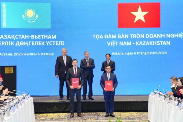 vietjet-qazaq-air-sign-strategic-partnership-75694d6