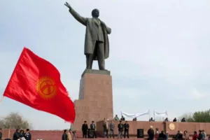 central-asias-largest-lenin-statue-taken-down-to-be-replaced-by-flagpole-be28edd