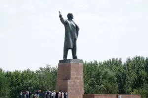 kyrgyzstan-takes-down-central-asias-tallest-lenin-statue-2959c97
